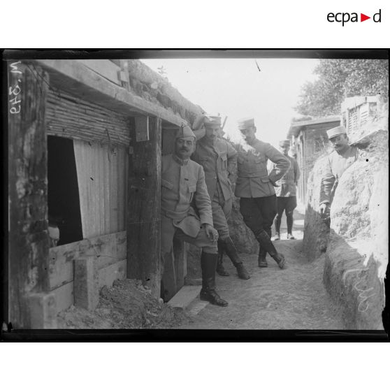 Le colonel Lapointe du 43e Régiment d'Infanterie dans les tranchées abris construits le long de la route 44. [légende d'origine]