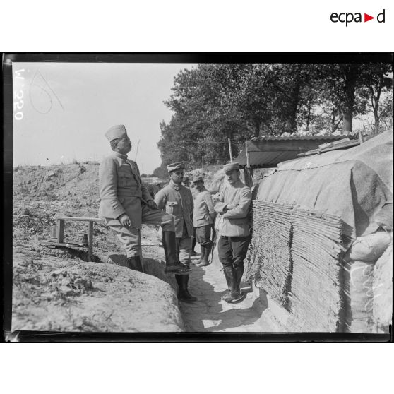 Le colonel Lapointe du 43e Régiment d'Infanterie dans les tranchées abris construits le long de la route 44. [légende d'origine]