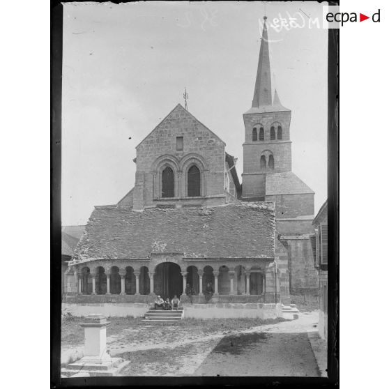 Colonnade de l'église d'Hermonville. [légende d'origine]