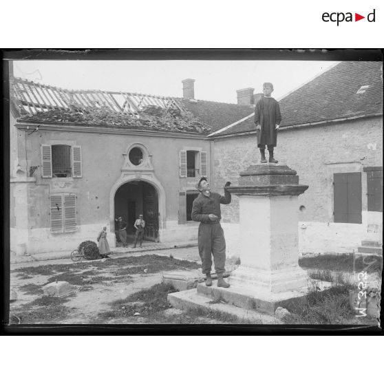 Un enfant sur une colonne cassée de la place d'Hermonville. [légende d'origine]