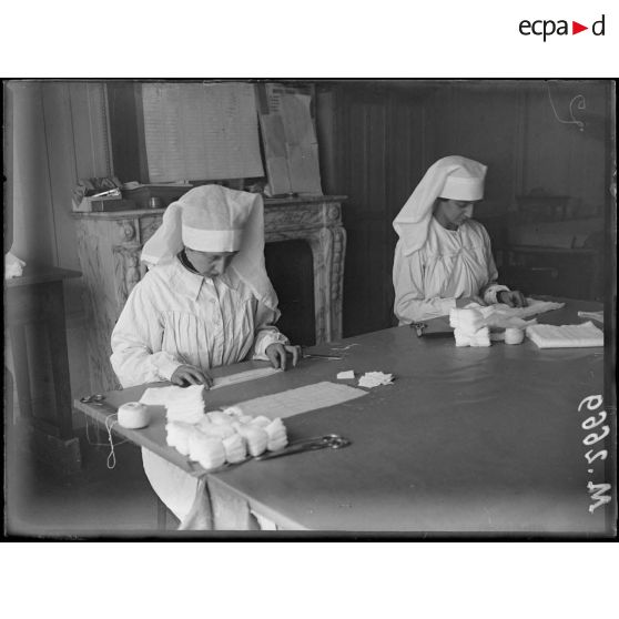 Oeuvre américaine pour la fabrication des pansements. La préparation des paquets de pansements. [légende d'origine]