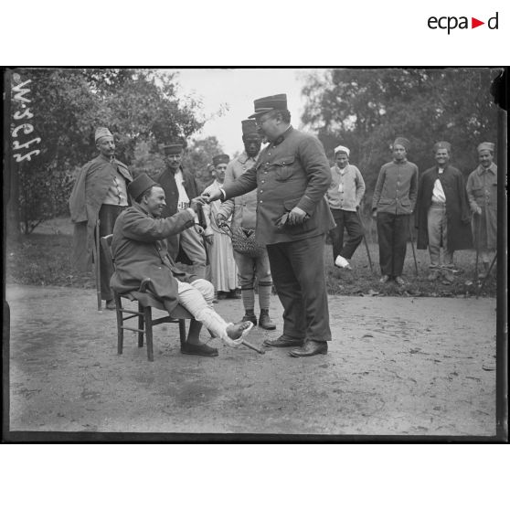 Nogent-sur-Marne, hôpital du jardin colonial. Distribution de tabac. [légende d'origine]