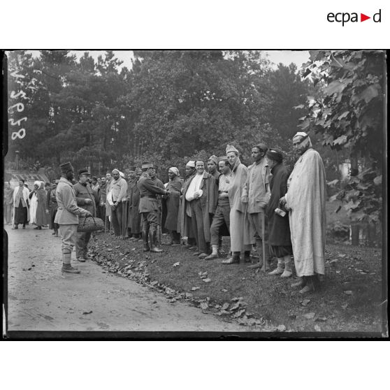 Distribution de tabac à priser à l'hôpital du jardin colonial de Nogent-sur-Marne. [légende d'origine]