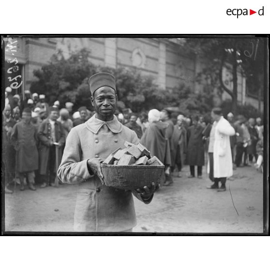 Nogent-sur-Marne, l'hôpital du jardin colonial. Une distribution de tabac. [légende d'origine]