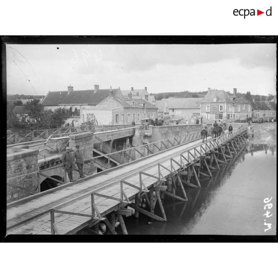 Le pont de Fisme, une passerelle édifiée par le Génie permet la circulation entre les deux rives de la Vesle. [légende d'origine]