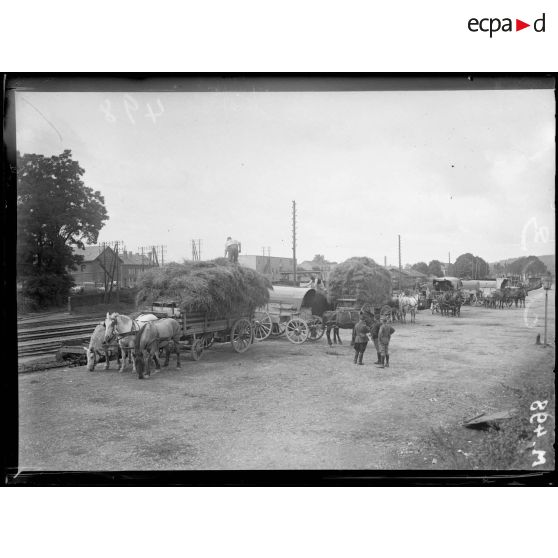 Gare de ravitaillement de Fismes, déchargement de la paille. [légende d'origine]