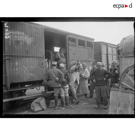 Gare de ravitaillement de Fismes, déchargement de sacs de pomme de terre. [légende d'origine]