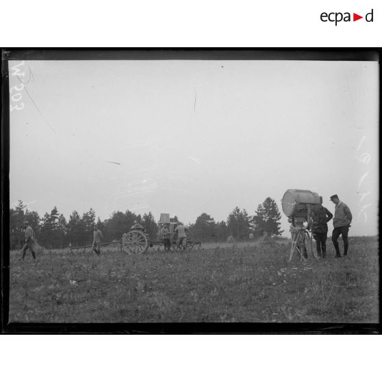 Projecteur électrique installé dans les environs de Fismes. [légende d'origine]