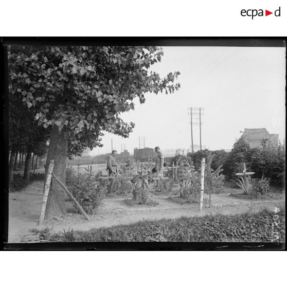 Le cimetière près de la gare de Muizon. [légende d'origine]