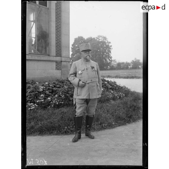 Le général du 2e groupe d'armée Azibert, devant son quartier général de Savigny-sur-Ardre. [légende d'origine]