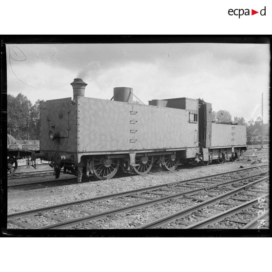 Une locomotive blindée en gare de Fismes. [légende d'origine]