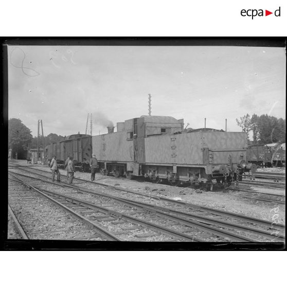 Une locomotive blindée en gare de Fismes. [légende d'origine]