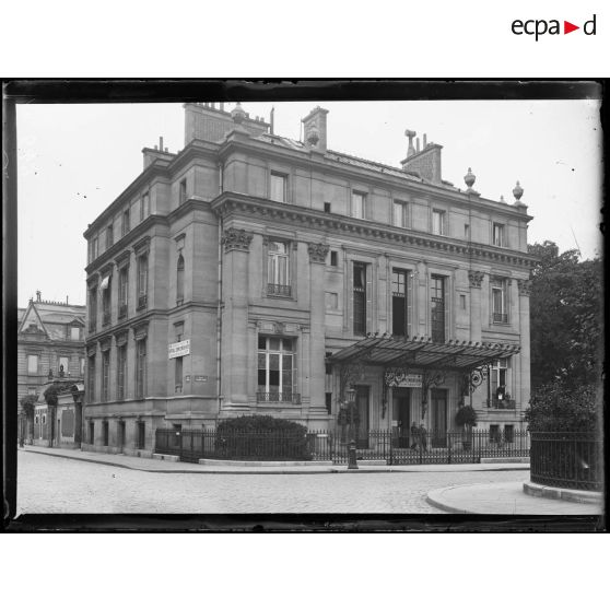 Façade de l'hôpital américain rue Rembrandt. Paris. [légende d'origine]