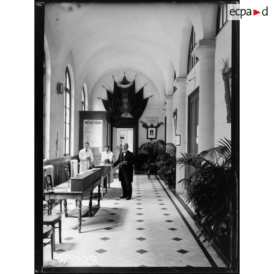 C.R.P. section de l'hôpital belge. Hôtel Dieu. Salle d'entrée. [légende d'origine]