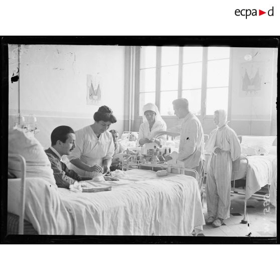 C.R.P. section de l'hôpital belge. Hôtel Dieu. Une salle de malades pendant le pansement. [légende d'origine]