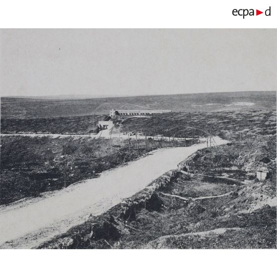 Environs de Verdun. Douaumont. La route du Circuit. Monument de la tranchée des Baïonnettes. [légende d'origine]