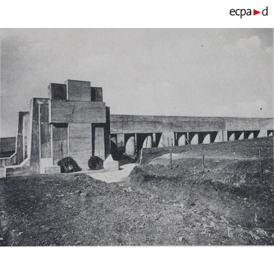 Environs de Verdun. Le monument des Baïonnettes. [légende d'origine]