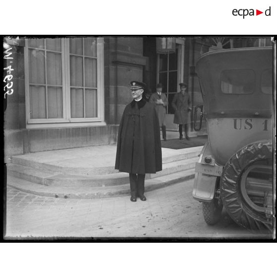 Paris, ministère des Affaires Etrangères. Conférence des Alliés. Un officier de la marine américaine. [légende d'origine]