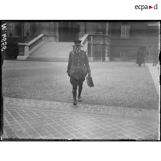 Paris, ministère des Affaires Etrangères. Conférence des Alliés. Un général anglais. [légende d'origine]