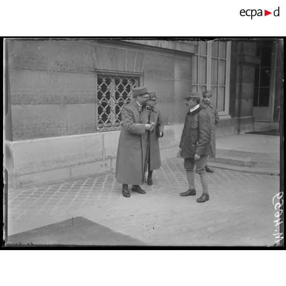 Paris, ministère des Affaires Etrangères. Conférence des Alliés. Officiers italiens. [légende d'origine]