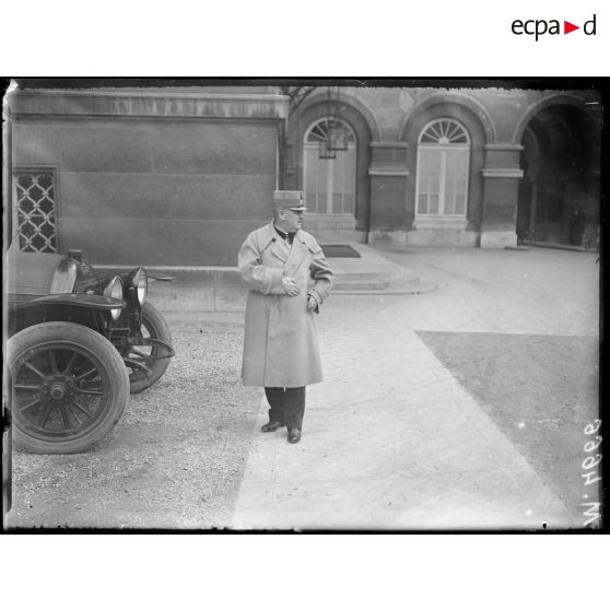 Paris, ministère des Affaires Etrangères. Conférence des Alliés. Le général roumain Hiesco. [légende d'origine]