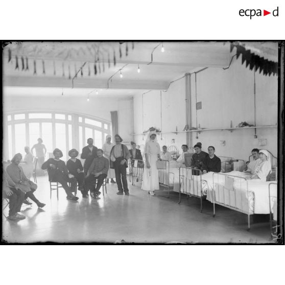 Paris. Hôpital temporaire n°9. Boulevard Jules Ferry. Une salle de blessés. [légende d'origine]