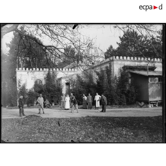 Nogent-sur-Marne. Hôpital colonial. Jeu de croquet. [légende d'origine]