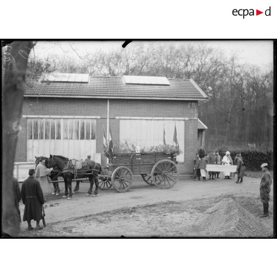 Nogent-sur-Marne. Hôpital colonial. Funérailles. Levée du corps. [légende d'origine]