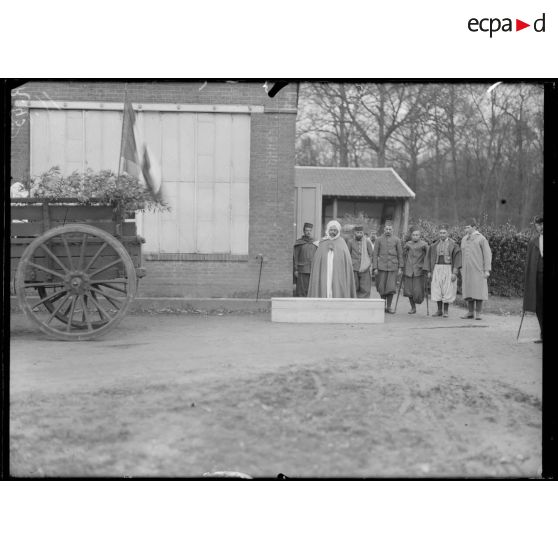 Nogent-sur-Marne. Hôpital colonial. Funérailles. Prière du muphti. [légende d'origine]