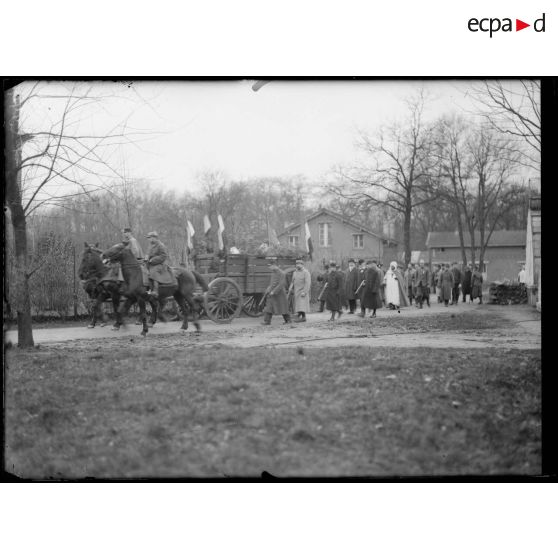 Nogent-sur-Marne. Hôpital colonial. Funérailles. Le cortège. [légende d'origine]