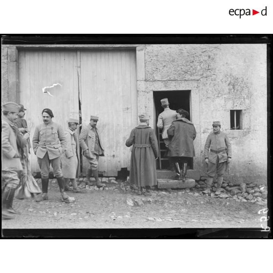 Jaillon (Meurthe-et-Moselle). Nord de Toul. Théâtre du 341e. Entrée des fauteuils de balcon. Arrivée du colonel. On joue "Berlin gott". [légende d'origine]