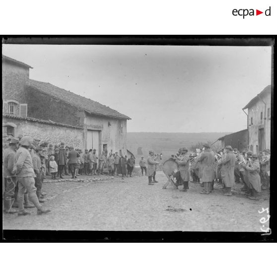 Jaillon (Meurthe-et-Moselle). Nord de Toul. Théâtre du 341e. La musique du 341e devant le théâtre. [légende d'origine]