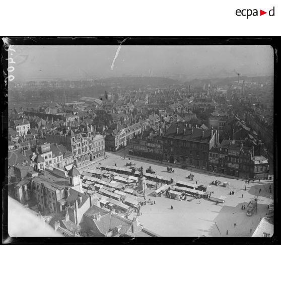 Panorama de Dunkerque pris du sommet du beffroi. La place Jean Bart au premier plan. [légende d’origine]