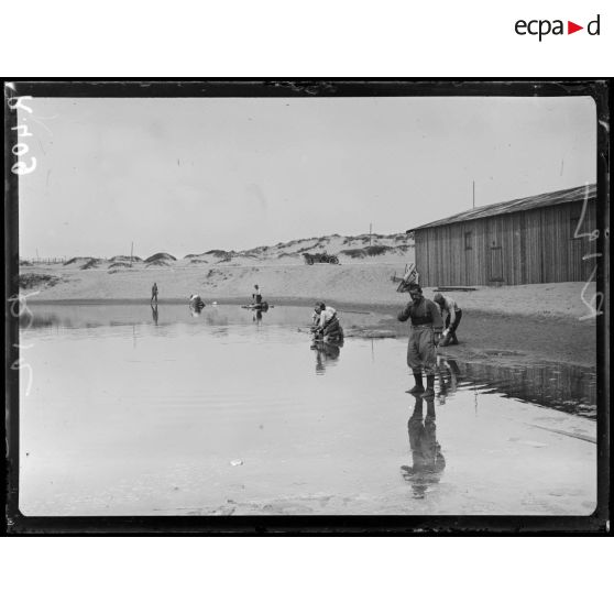 Près de Coxyde-Bains. Camp français dans les dunes dit camp Bador, un coin du camp. [légende d’origine]