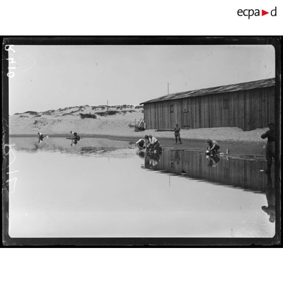 Près de Coxyde-Bains. Camp français dans les dunes dit camp Bador, un coin du camp. [légende d’origine]