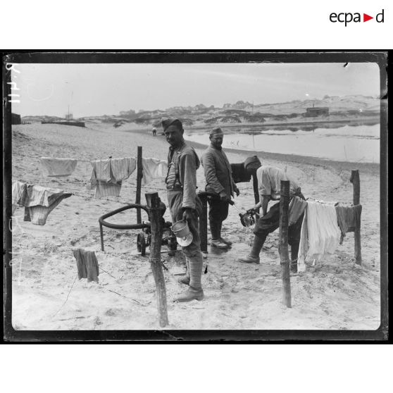 Près de Coxyde-Bains. Camp français dans les dunes dit camp Bador, le puits du camp. [légende d’origine]