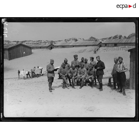 Près de Coxyde-Bains (Belgique). Camp français. Les sous-officiers rassemblés pour le rapport. [légende d’origine]