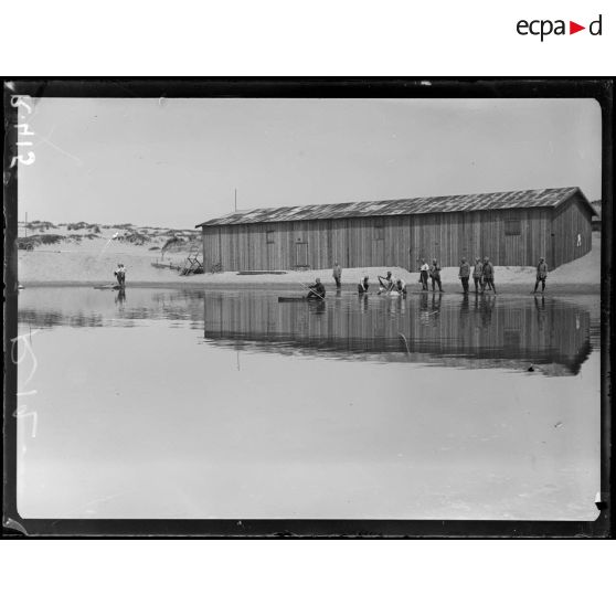 Près de Coxyde-Bains (Belgique). Un coin du camp français. [légende d’origine]