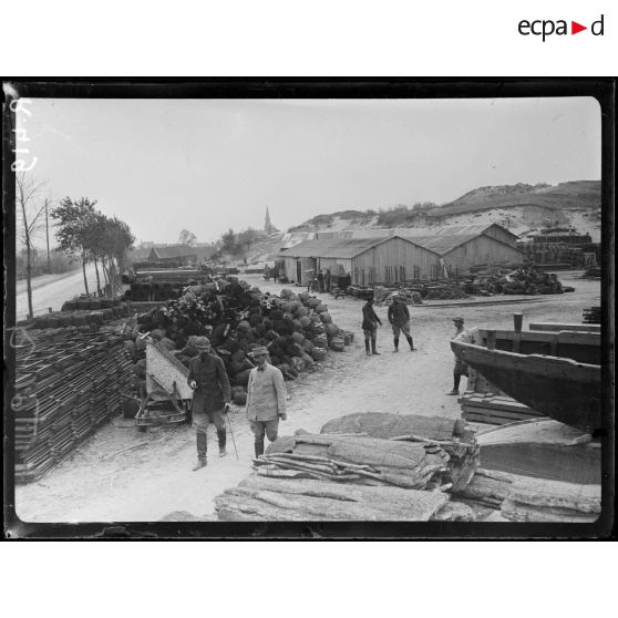 Sur la route de Coxyde à Nieuport. Lieu-dit la Sablière. Chantier d’approvisionnement en matériaux de construction. Vue d’ensemble. [légende d’origine]