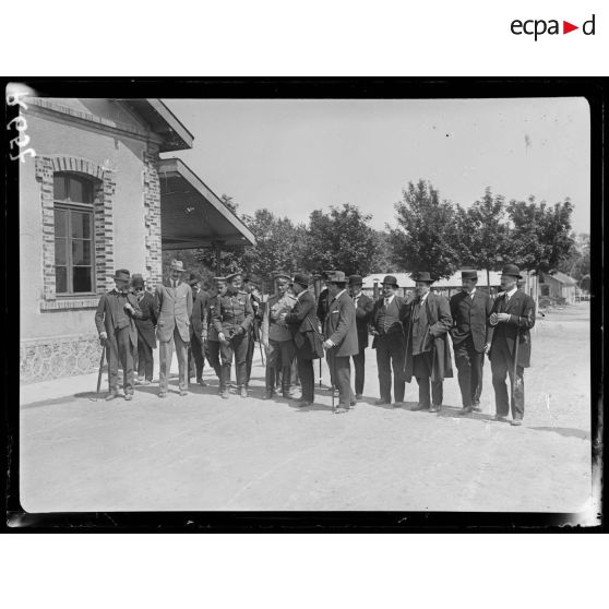 Camp de Mailly, groupe de parlementaires russes et français, au centre le général Lokhvitsky. [légende d'origine]