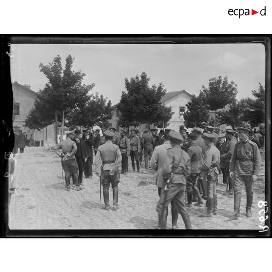 Camp de Mailly, officiers et délégués parlementaires français et russes. [légende d'origine]