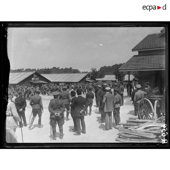 Camp de Mailly, visite de parlementaires russes. Après le défilé, les Russes rompent les rangs. [légende d'origine]