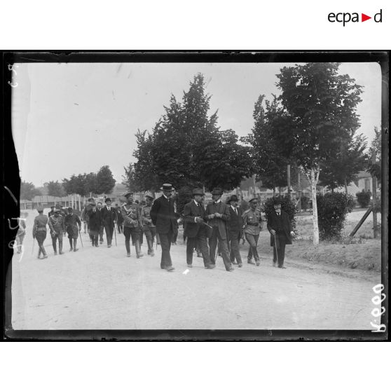 Camp de Mailly, officiers et délégués parlementaires français et russes. [légende d'origine]