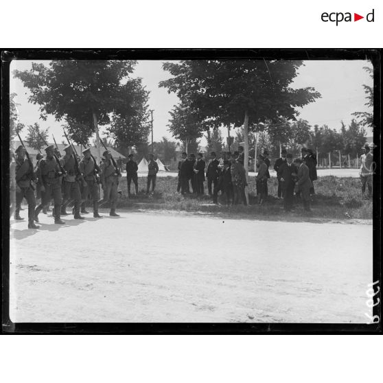 Camp de Mailly, défilé des troupes russes devant les délégués parlementaires. [légende d'origine]