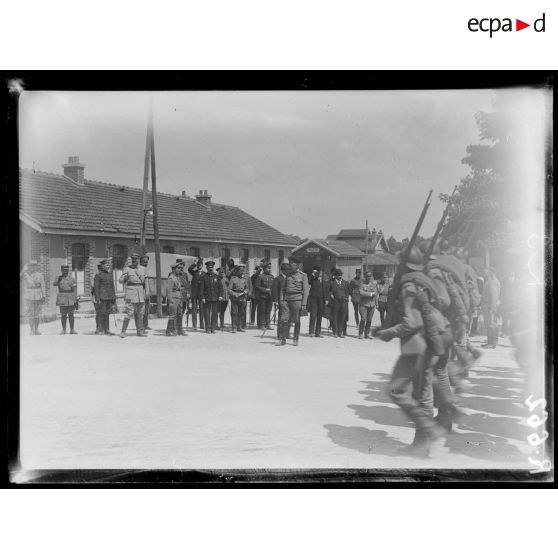 Camp de Mailly, défilé des troupes russes devant les délégués parlementaires. [légende d'origine]