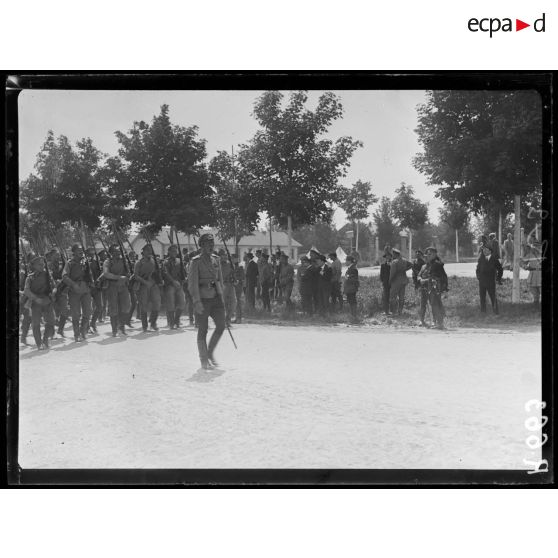 Camp de Mailly, défilé des troupes russes devant les délégués parlementaires. [légende d'origine]