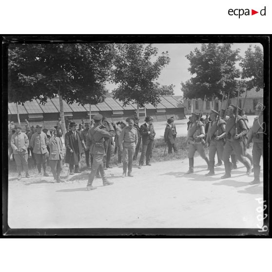 Camp de Mailly, défilé des troupes russes devant les délégués parlementaires. [légende d'origine]