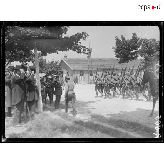 Camp de Mailly, défilé des troupes russes devant les délégués parlementaires. [légende d'origine]