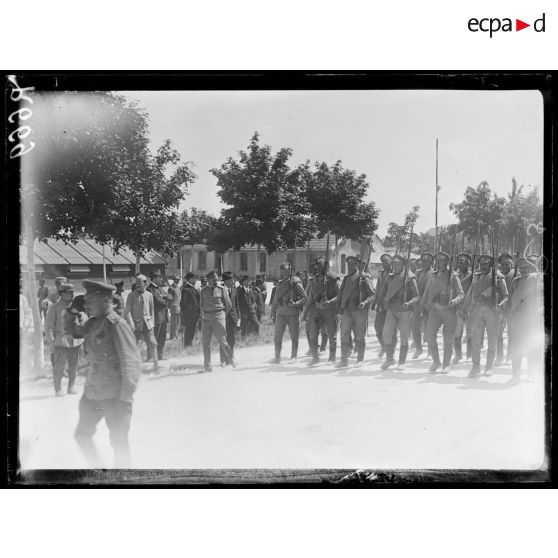 Camp de Mailly, devant les parlementaires. Défilé de troupes russes en tenue de campagne. [légende d'origine]