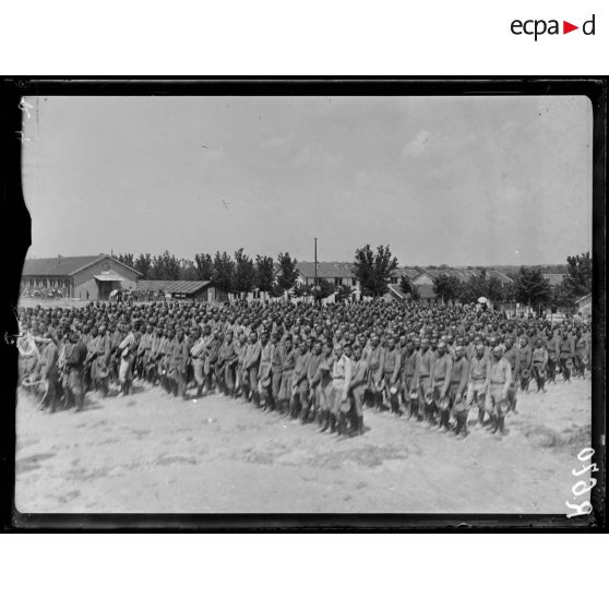 Camp de Mailly, soldats russes écoutant la messe. [légende d'origine]